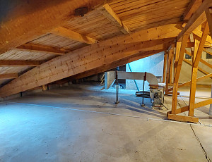 Zateplení stropu zdravotního střediska technologií foukané izolace